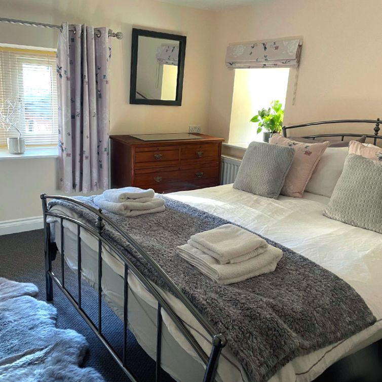 Hidden Gem Holiday Cottage Bedroom with King Size Bed